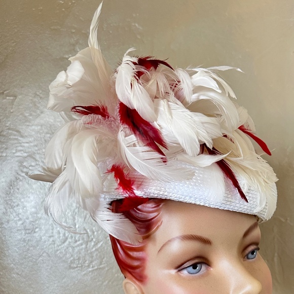 SOPHISTICATED 1970s' WHITE STRAW CAP WITH WHITE AND RED CURLY FEATHERS - Picture 8 of 11